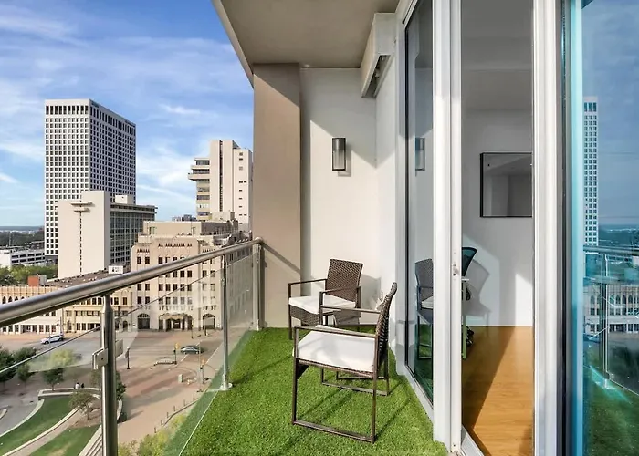 Bright 1br Near Bokcenter-gym,lounge,balcony,petok Apartamento *