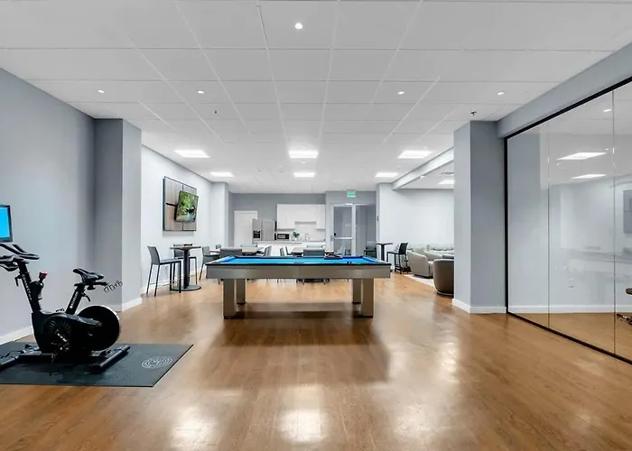 Bright 1br Near Bokcenter-gym,lounge,balcony,petok