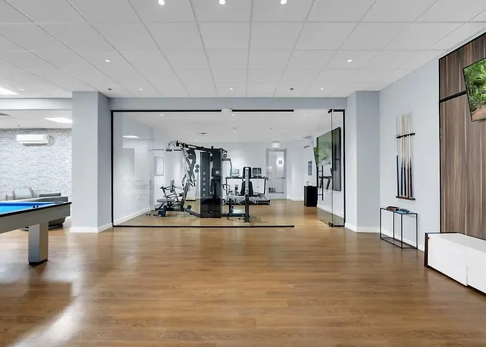 Bright 1br Near Bokcenter-gym,lounge,balcony,petok Apartamento