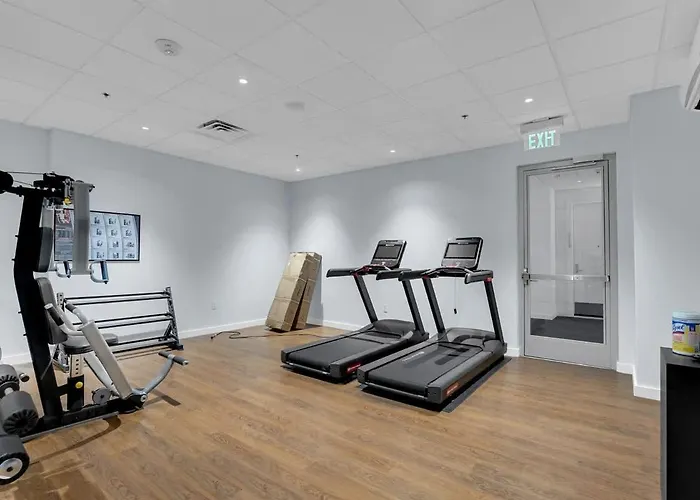 Bright 1br Near Bokcenter-gym,lounge,balcony,petok Apartamento